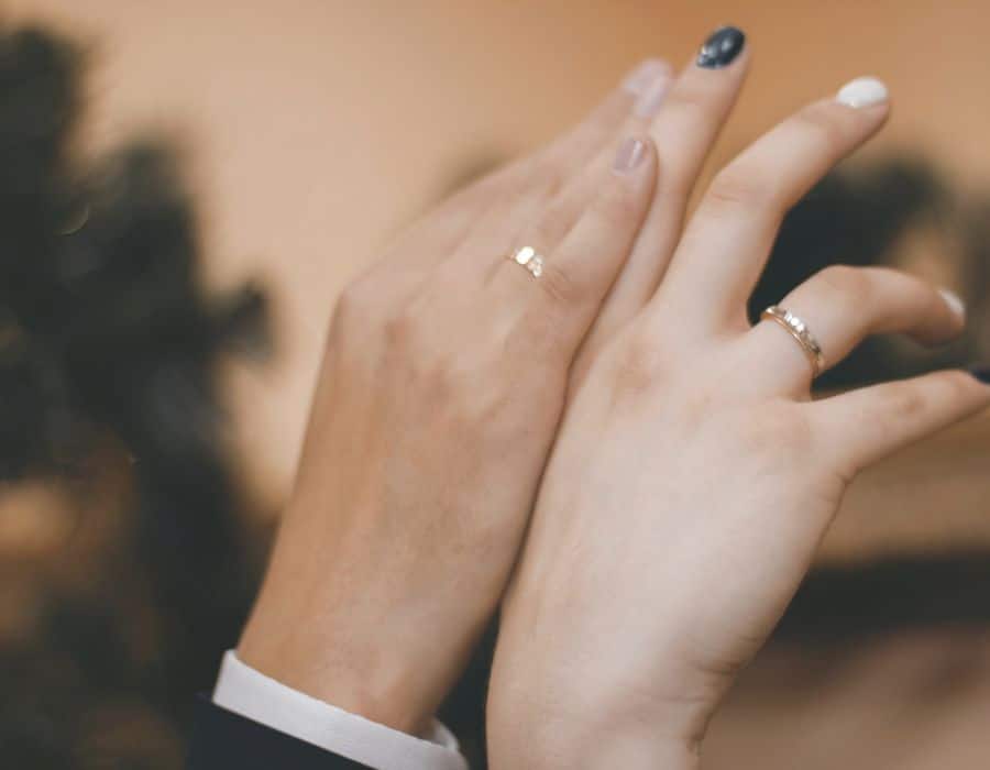 bague-bois-homme-mains-jointes