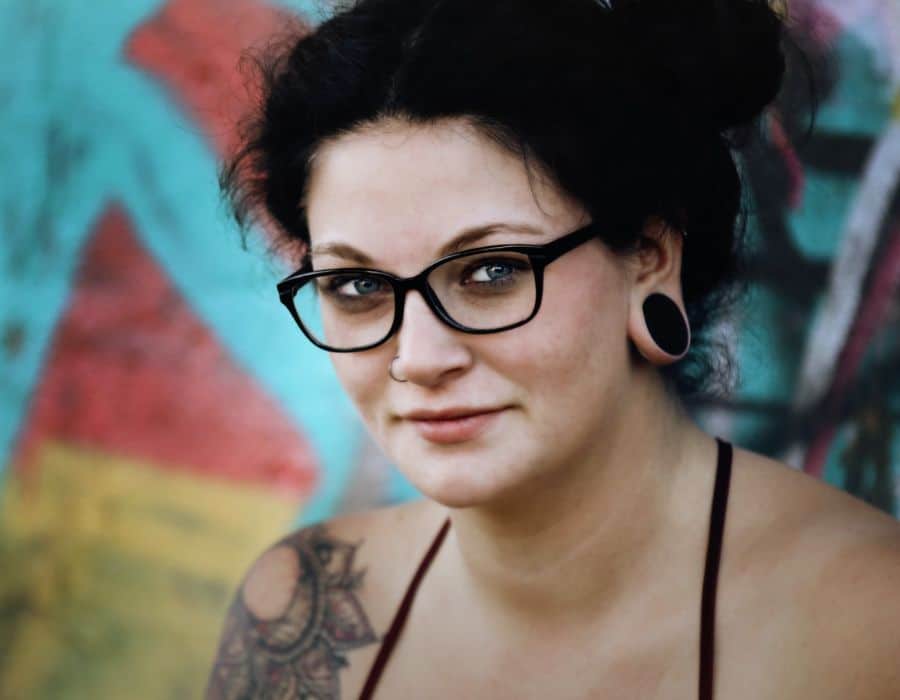 femme-ecarteur-bois-oreille