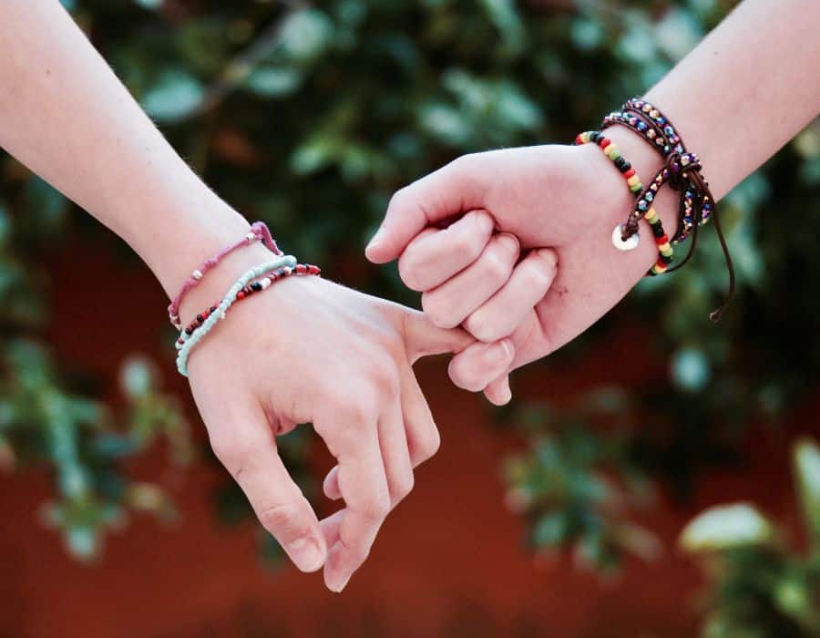 mains jointes bracelets bois